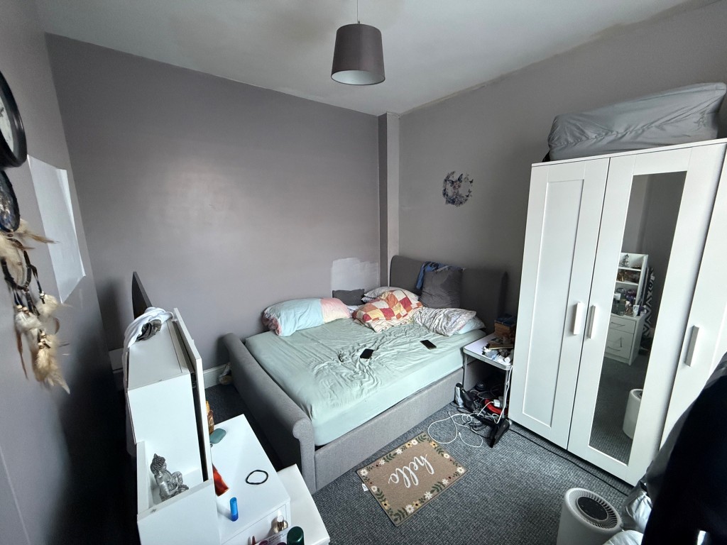 Lot: 154 - FLAT FOR INVESTMENT - Bedroom